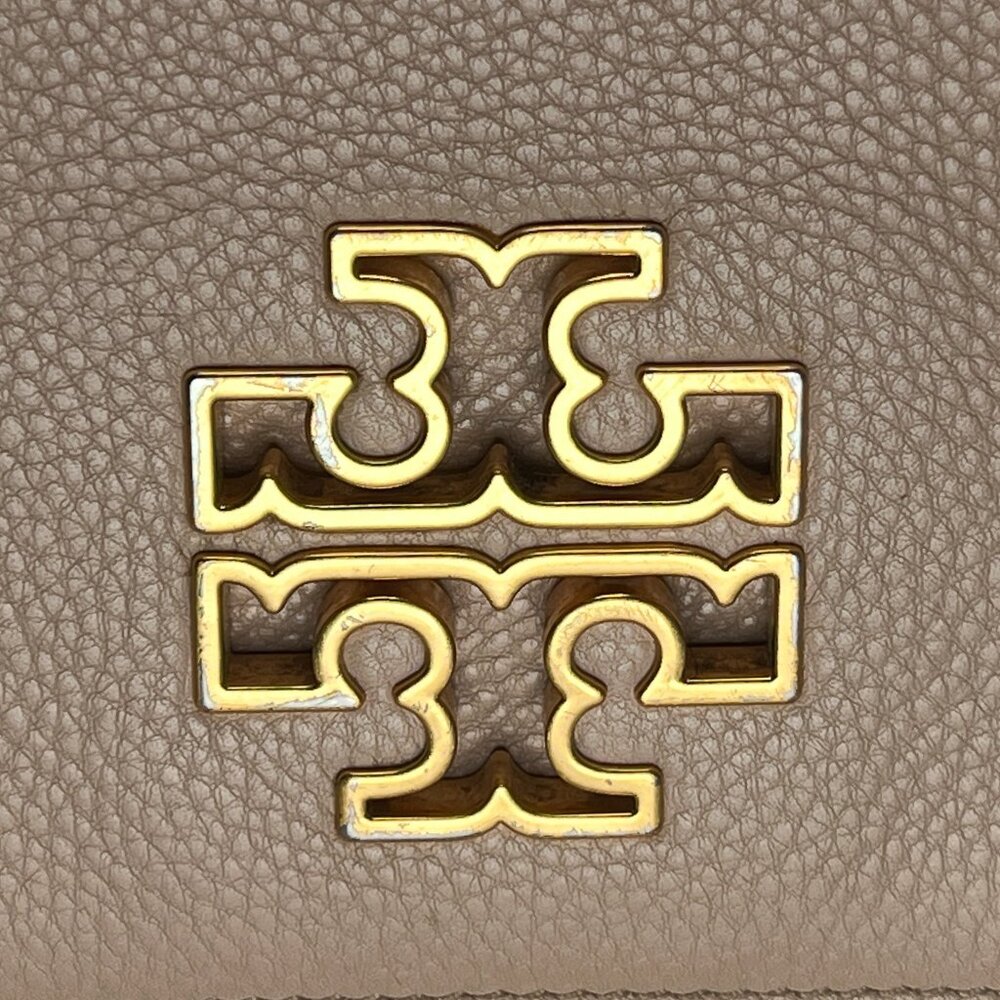 Tory Burch Britten Chain Crossbody Clutch Beige Pebbled Leather Gold Logo - Picture 3 of 4